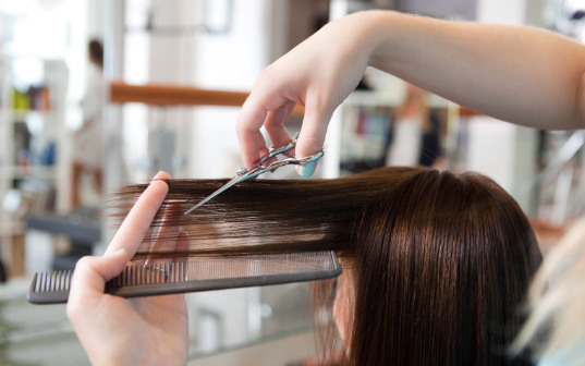 Veja como cortar os cabelos se quiser doar para pessoas com câncer