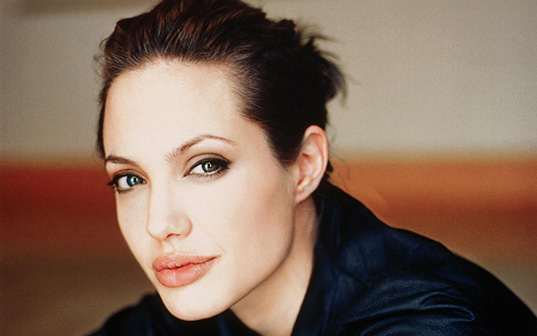 Por que Angelina Jolie agora retirou os ovários?