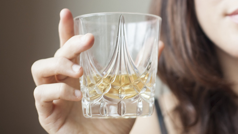Consumo regular de álcool aumenta risco de câncer em mulheres
