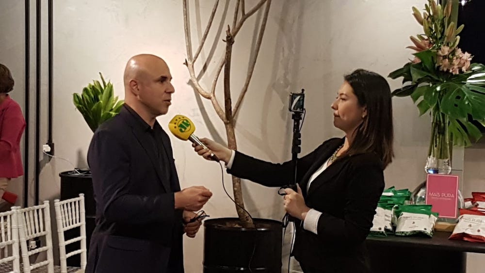 Dr. Fernando Maluf dando entrevista durante a campanha Laço Rosa, do IVOC e Spezzato.