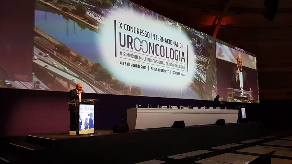 Dr. fernando Maluf no palco do X Congresso de Uro-Onco, em 2019.