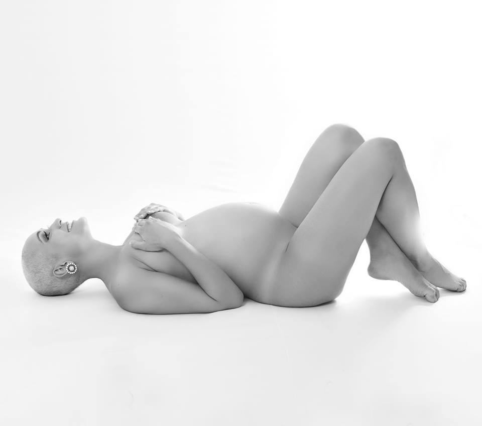 Lyana grávida deitada em ensaio fotográfico.
