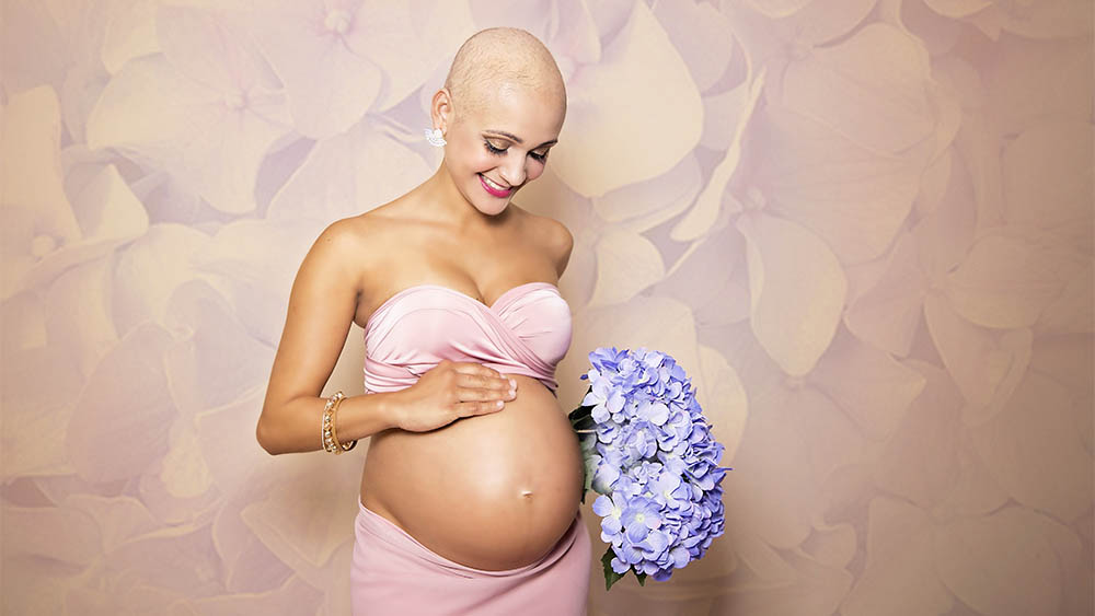 Lyana Cabral, paciente de câncer de mama, grávida e com cabeça raspada.