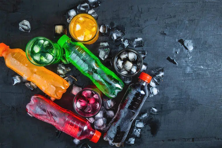 Bebidas açucaradas e câncer: novo estudo relaciona consumo a aumento de casos de tumores intestinais em adultos jovens