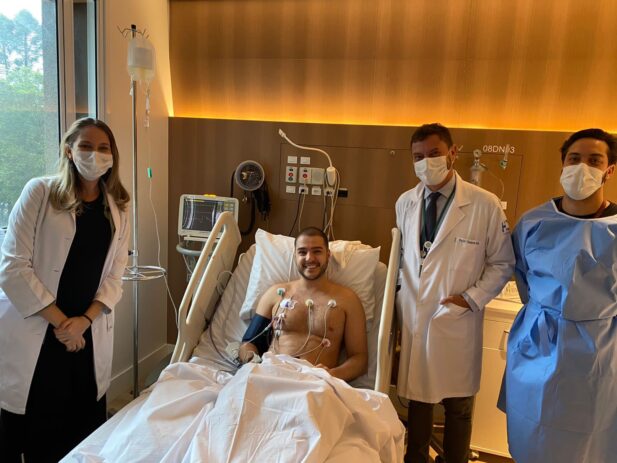 Imagem mostra: Lucas Visconti no hospital junto com a equipe médica.