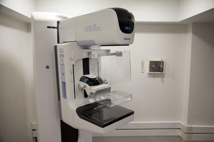 Imagem mostra: Máquina de mamografia. Foto: Elías Alarcón/ pixabay