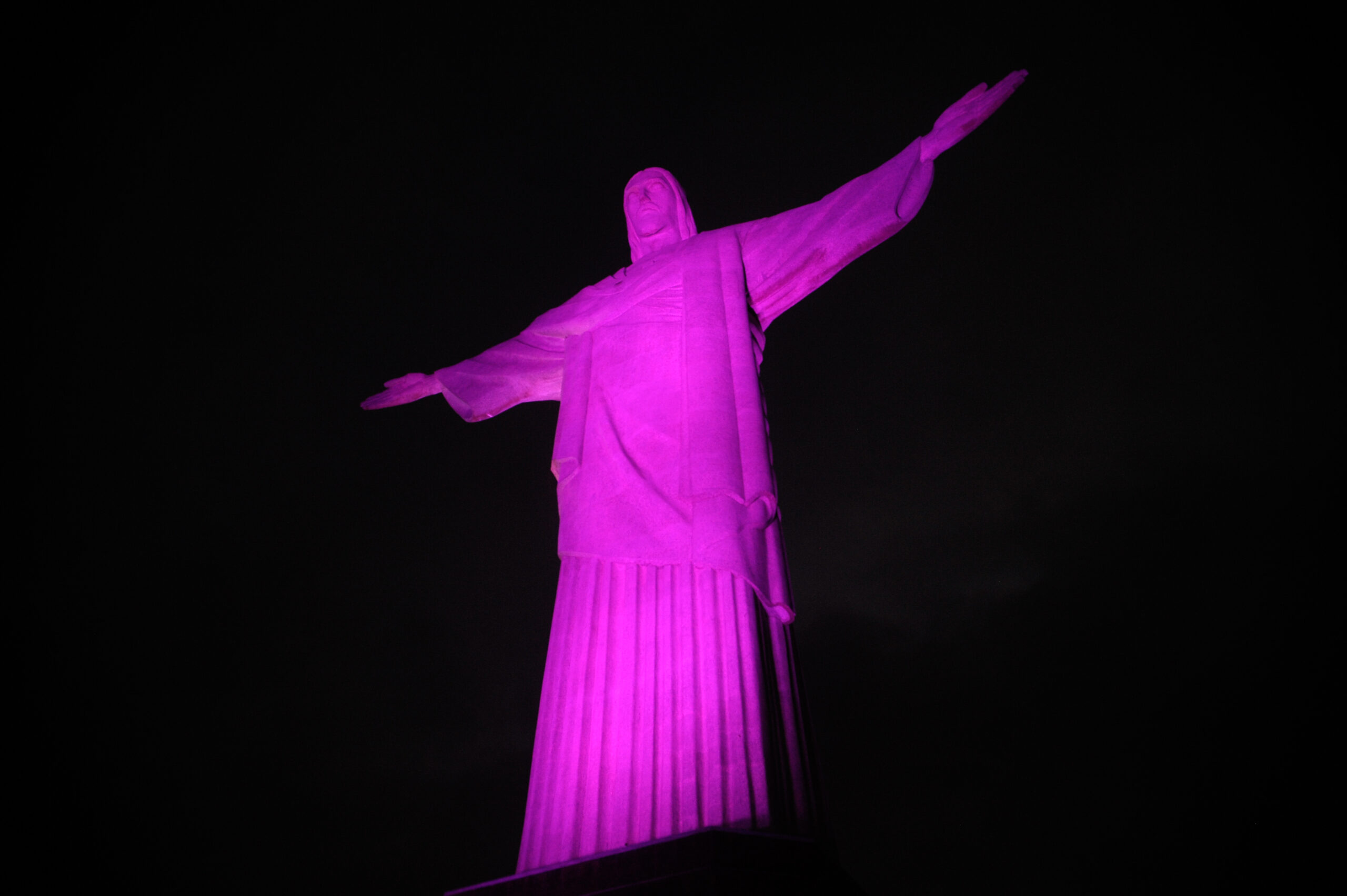 Cristo redentor iluminado de rosa para o Outubro Rosa