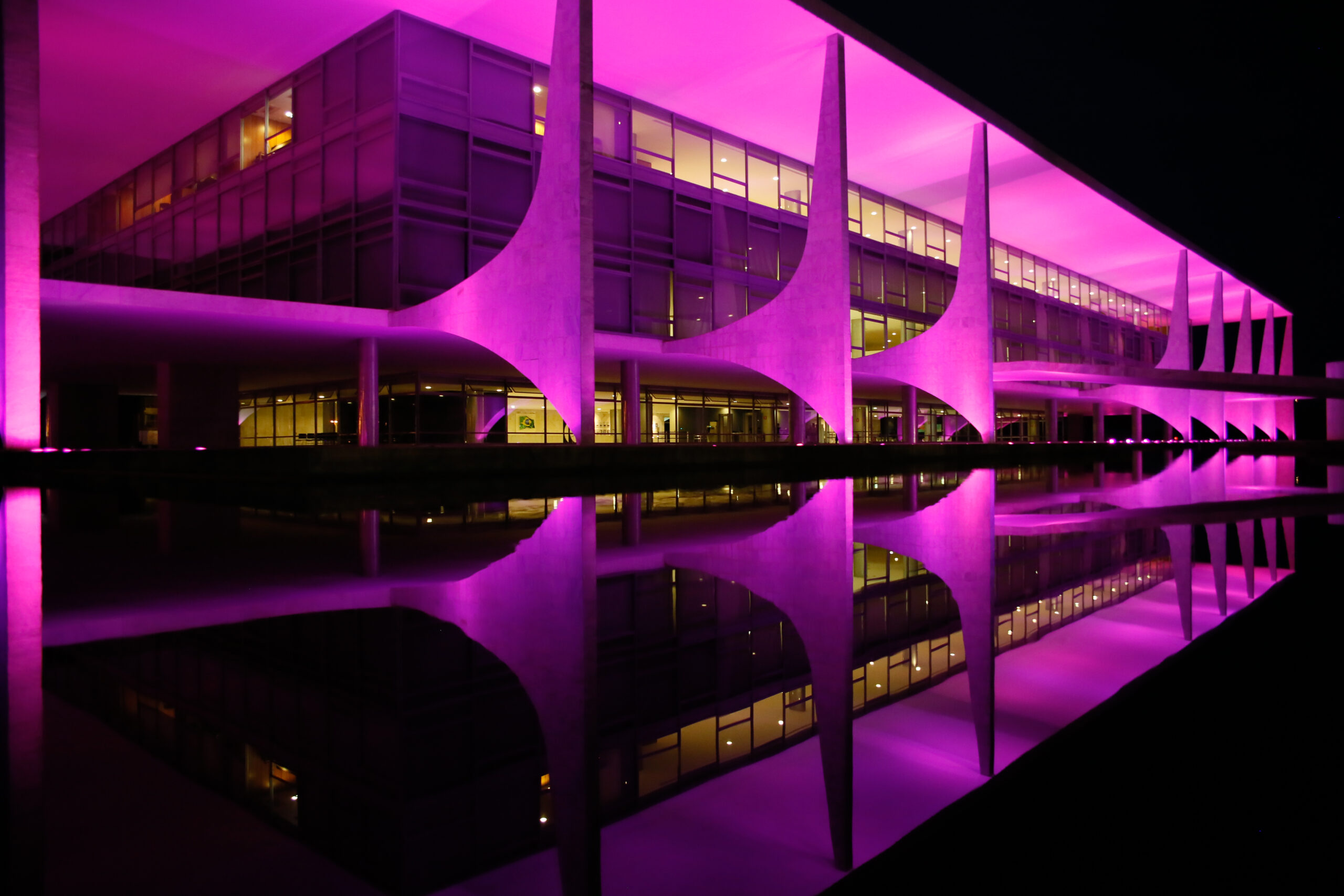 Palácio do Planalto iluminado de rosa para o Outubro Rosa