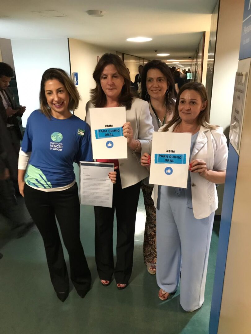 Deputada Carmen Zanotto e representantes do IVOC com o ofício da campanha #simparaquimiooral.