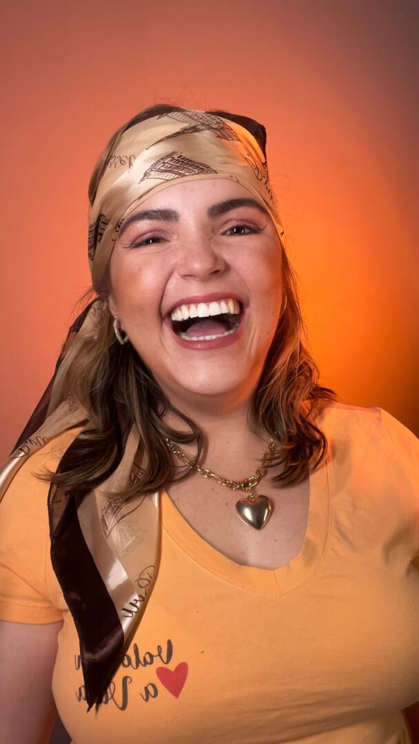 Imagem mostra Duda sorrindo.