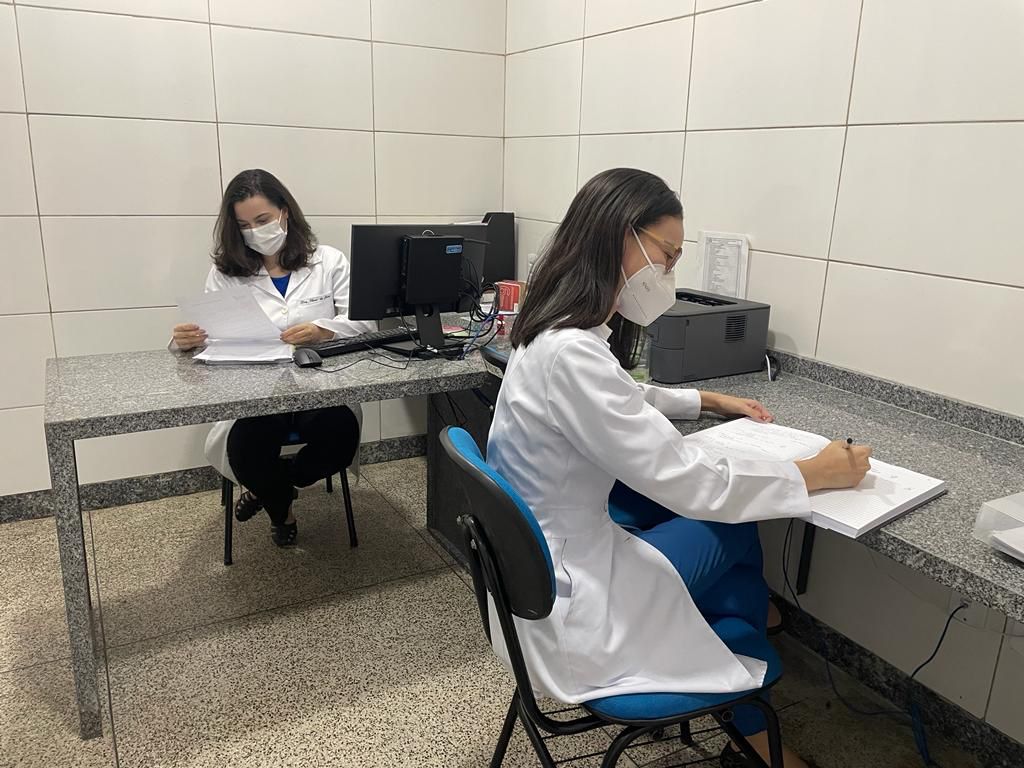 Imagem mostra: duas integrantes do projeto trabalhando.