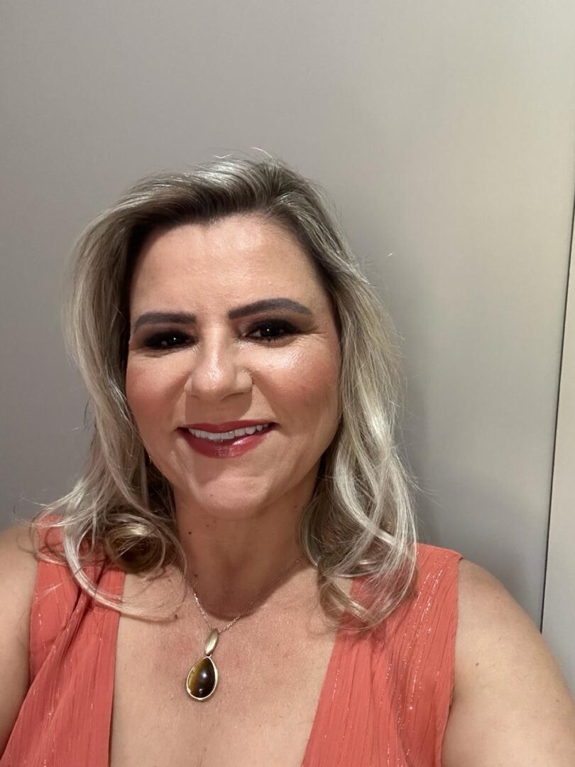 Imagem mostra: Paciente Juliane citada no relato abaixo da foto.